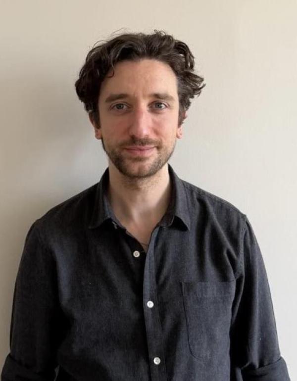 Picture of Anthony Tueni : 1m85, curly chestnut hair, and a light beard.